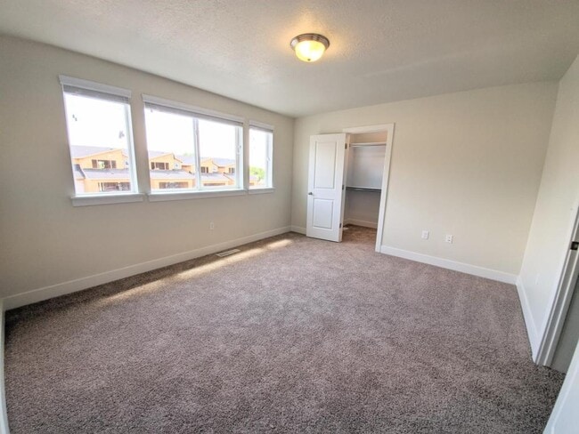 Building Photo - 1035 W 600 S