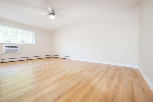 Building Photo - 1080 Moncton Av