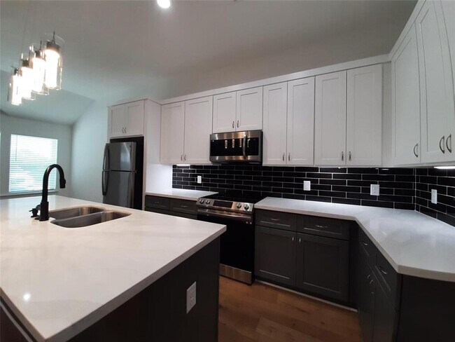 Building Photo - 4530 Mayflower St