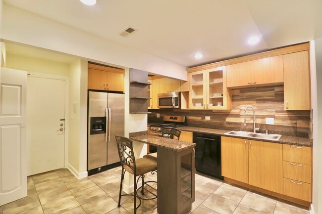 Building Photo - 12 Oak Creek Dr