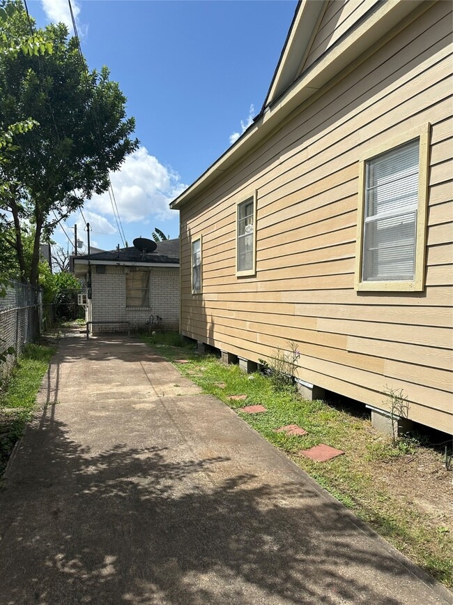 Building Photo - 404 James St