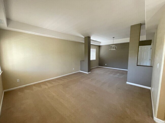 Building Photo - 4 br, 3.5 bath House - 1713 Skyview Dr.