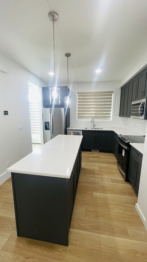 Photo principale - COZY AND BEAUTIFUL 3 BDRM+ DEN AND 2.5 BAT...