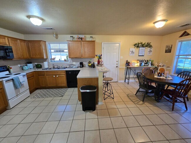 Foto del edificio - Bryan, West side - 3 bedroom / 2 bath duplex with fenced in yard.