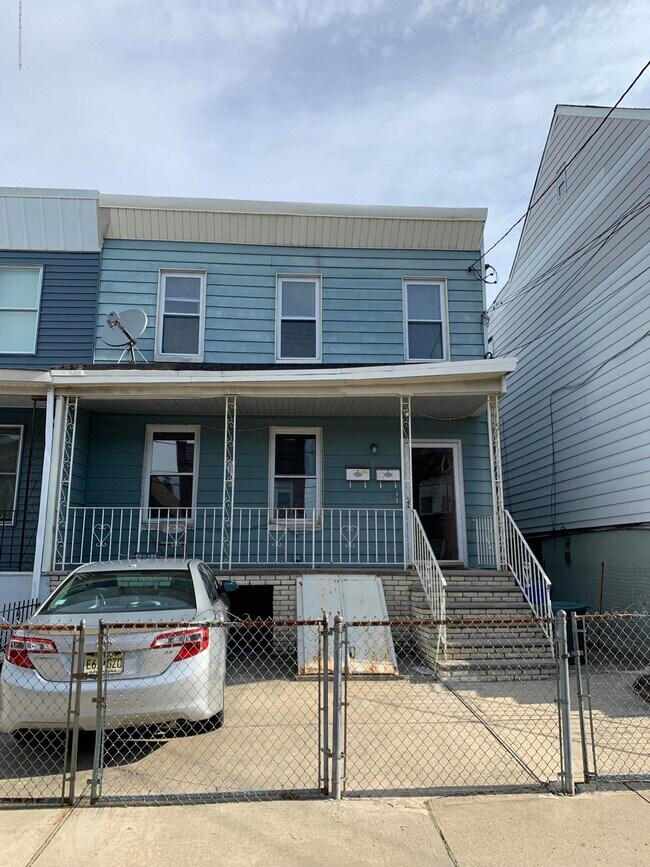 Building Photo - 38 St Pauls Ave
