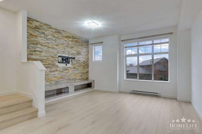 Building Photo - Stunning 4-Bed, 3-Bath Townhouse in Westerleigh — Modern, Spacious & Family Friendly