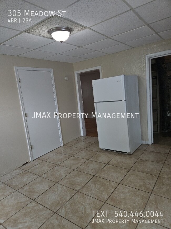 Building Photo - 305 Meadow St