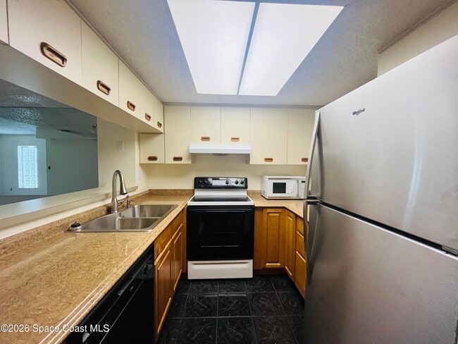 Building Photo - 555 Aster Ct