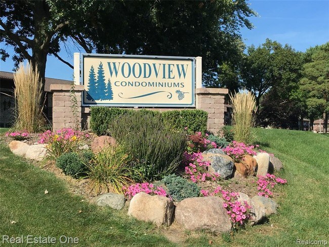 Foto del edificio - 7595 Woodview St