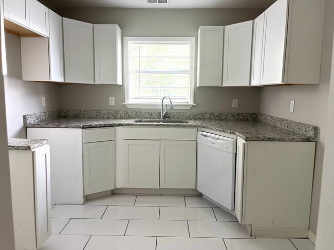 Building Photo - Renovated 2 bedroom 1 bathroom !