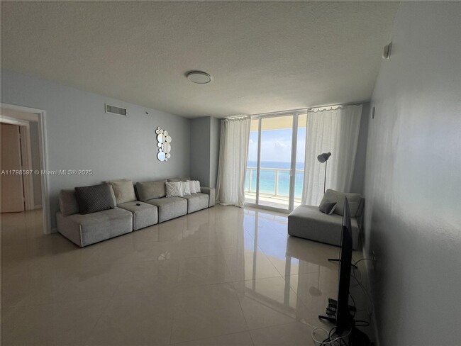 Foto del edificio - 16699 Collins Ave