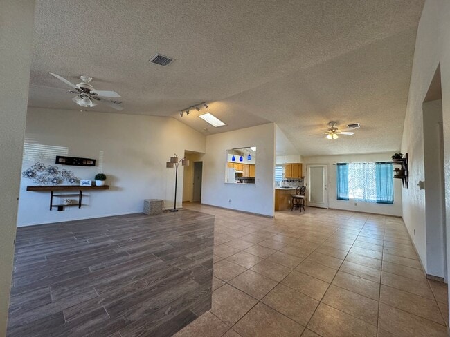 Foto del edificio - 2660 Ridge Crest St
