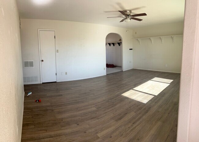 De la sala de estar a la cocina - 5322 W Saint Moritz Ln