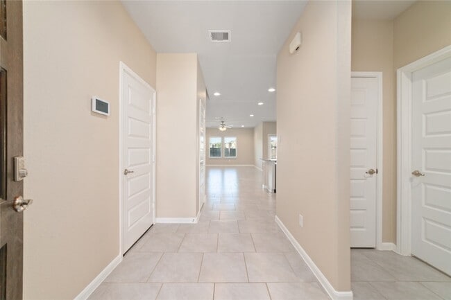 Building Photo - 5615 Cedar Cres Ct