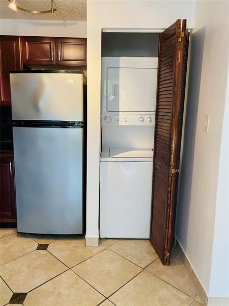 Building Photo - 10046 Winding Lake Rd