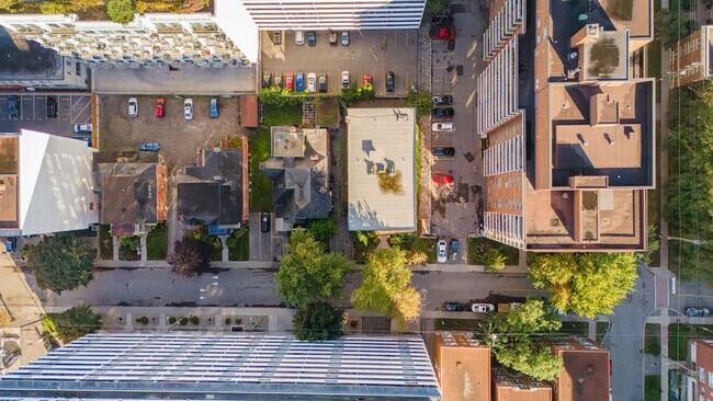Photo du bâtiment - Golden Triangle Apartments