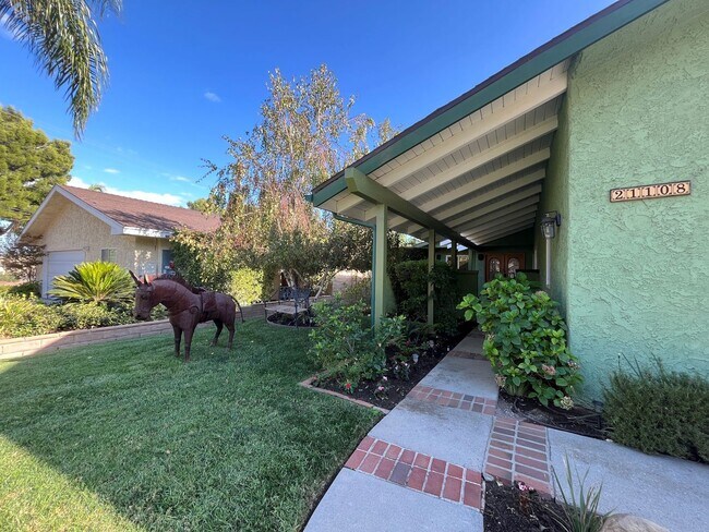 Building Photo - MOVE-IN READY! Chatsworth 3+2 w/open floor...