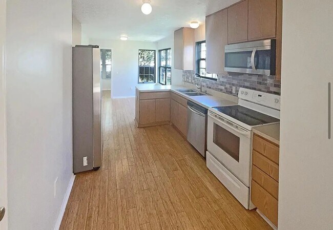 Foto del edificio - Beautiful 2 bed 2 bath with updated kitchen