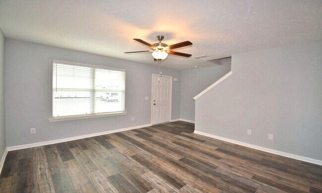 Building Photo - Lovely 2BR/2.5BA townhome by MTSU!