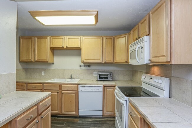 Building Photo - 6 Month lease! Walk to everything! Partially Furnished!