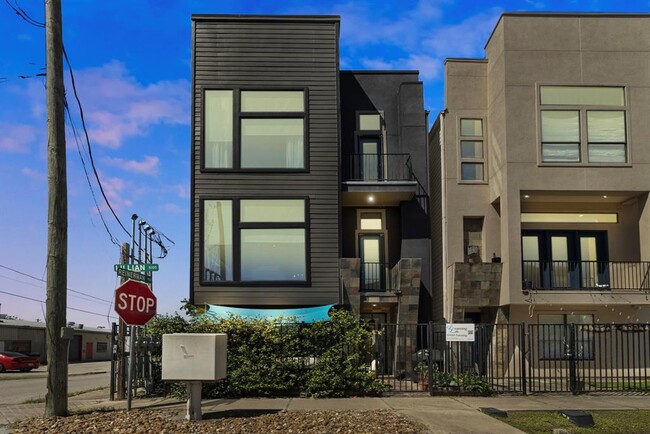 Building Photo - 5122 Lillian St