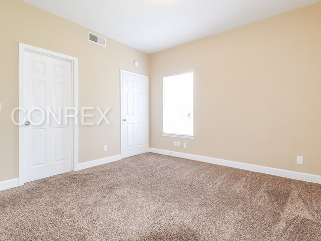 Building Photo - Cozy and Spacious