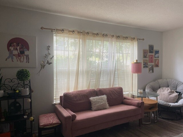 Foto del edificio - 313 Fletcher Ave