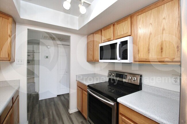 Building Photo - 4715 W Solano Dr N