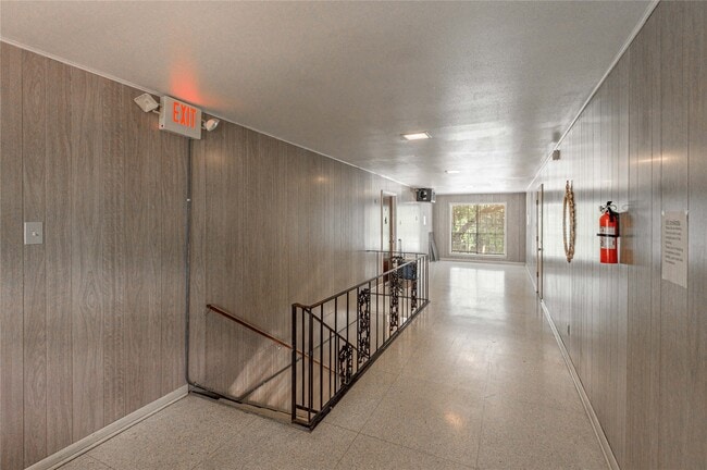 Building Photo - 818 University Ave