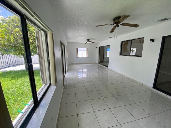 Foto del edificio - 10225 SW 144th Ct