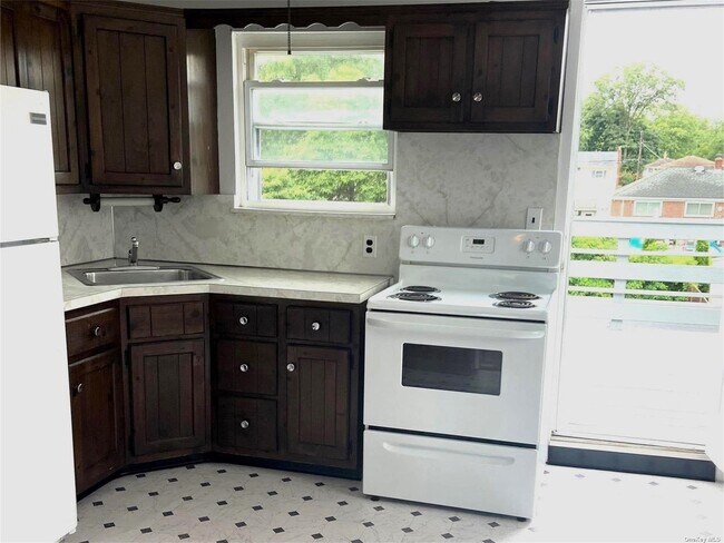 Building Photo - 410 Litchfield Ave