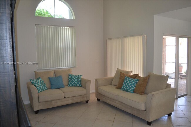 Foto del edificio - 1537 E Lake Ct