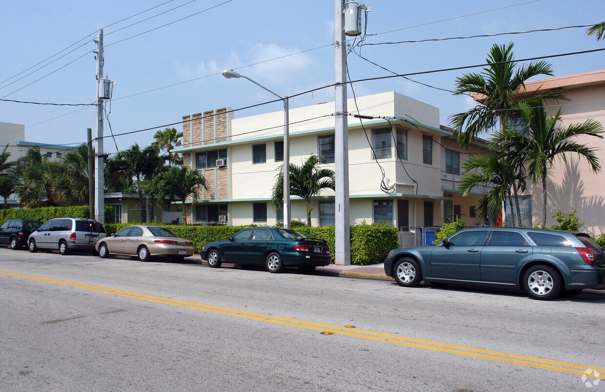 Primary Photo - 8320 Byron Ave