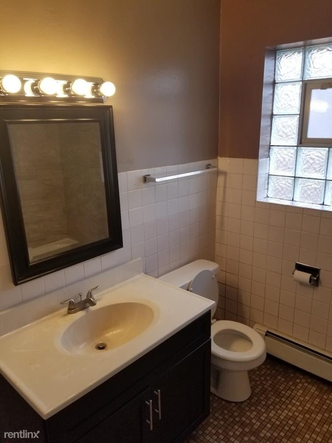 Building Photo - 1 br, 1 bath  - 956-960 E.85th St 960-2S