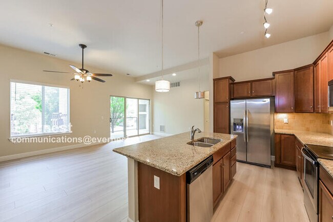 Foto del edificio - 305 Inverness Way S