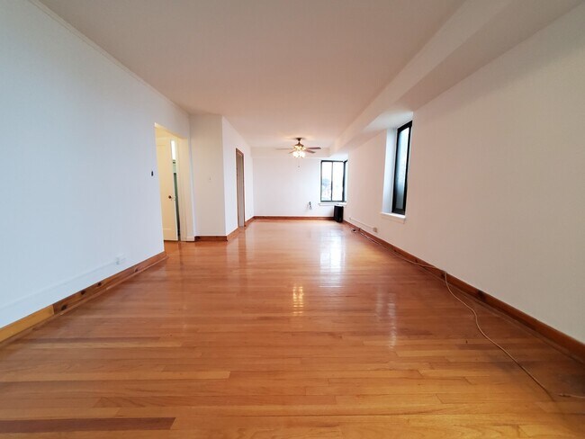 Foto del edificio - 1204 W Chase Ave