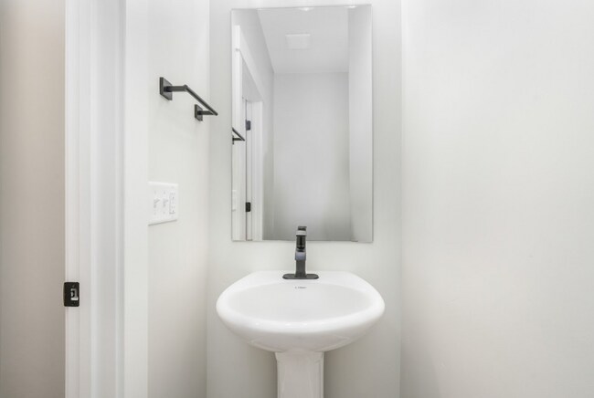 Foto del edificio - Spacious 4-Bedroom Townhome in Saratoga Springs - Modern Living & Prime Location