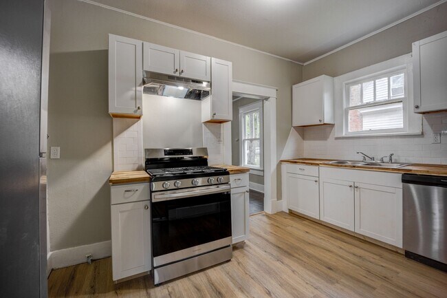 Building Photo - Freshly Updated 2 Bedroom House