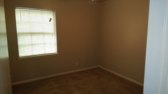 Building Photo - 305 Greenbriar Apt 28
