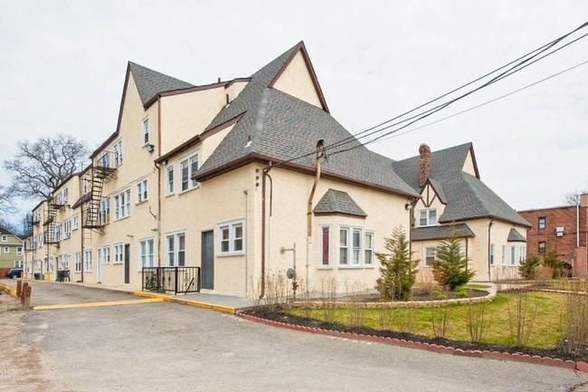 Building Photo - 22 Pearsall Ave