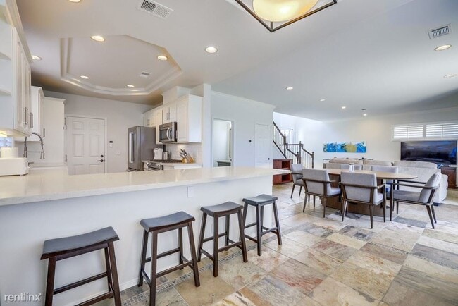 Building Photo - 3 br, 2.5 bath Townhome - 1581 Orange Aven...
