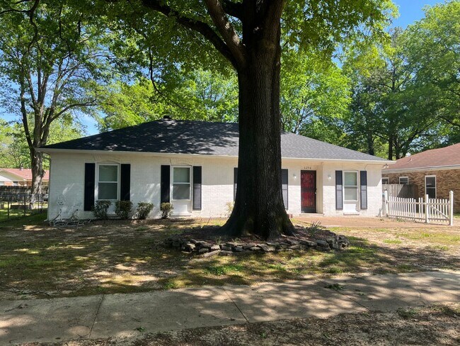 Photo - Move In Ready! Gated Parking! Large Fence ... House