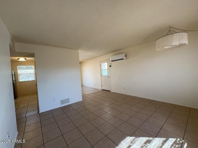 Building Photo - 5030 E Evergreen Dr