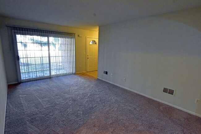 Building Photo - Shelby TWP 2-BR, 2-BA with Attached Garage...