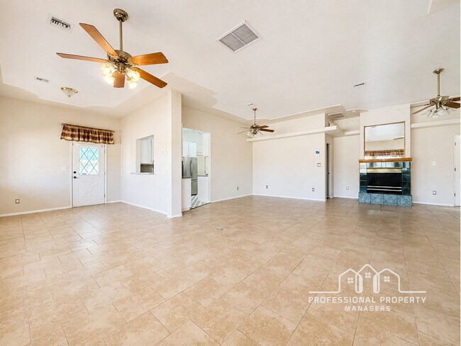 Foto del edificio - 3-bedroom, 3-bathroom home in Foothills Mobile Est