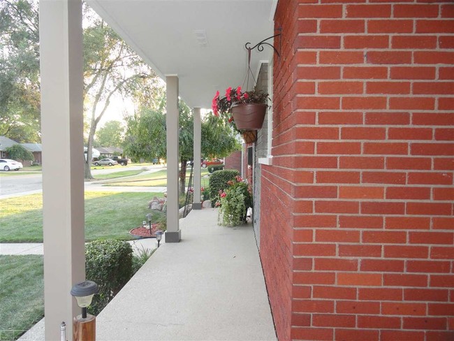 Building Photo - 16485 Kingston Ave