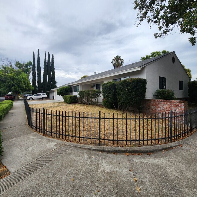 Building Photo - 3 Br/ 2Bath Concord with bonus room