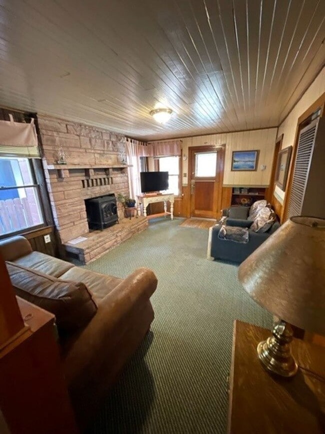Foto del edificio - Sweet Tahoe Charm Cabin! Available Now!! for a 3-6 month lease or a long term lease! Call and inq...