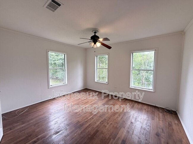 Building Photo - 807 Camelia St