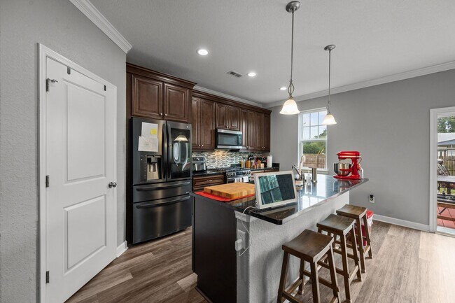 Foto del edificio - Spacious 6-Bedroom Home with Private Backyard in Norfolk